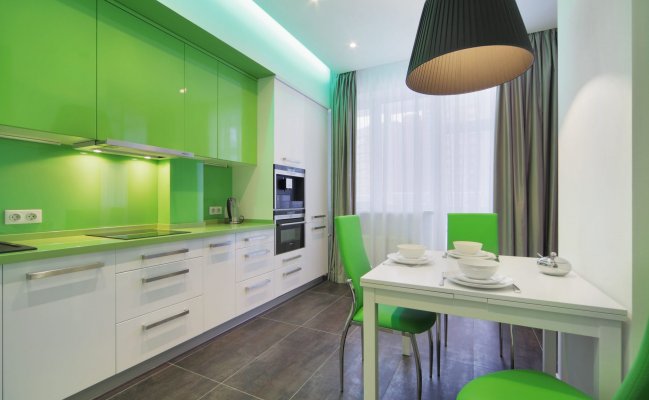 Прямая кухня с бело-зелеными фасадами в стиле минимализм