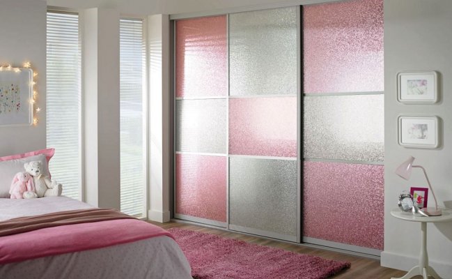 Встроенный блестящий шкаф-купе