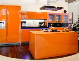 Купить Прямая кухня с глянцевыми фасадами и островом в каталоге Из пвх