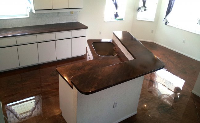 Угловая кухня с угловым островом