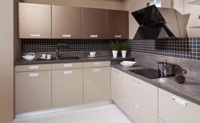 Угловая кухня с фартуком плиткой