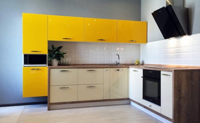 Угловая кухня в бежево-желтом цвете