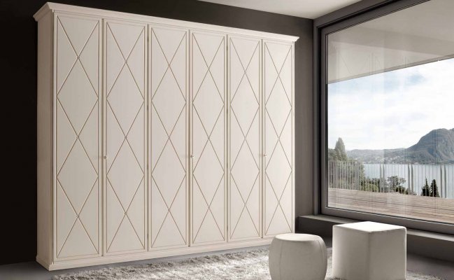 Шкаф с белыми фасадами с фрезеровкой