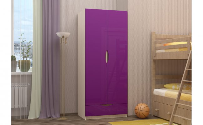 Небольшой распашной шкаф с фиолетовыми фасадами