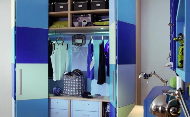 Шкаф с складывающимися дверями