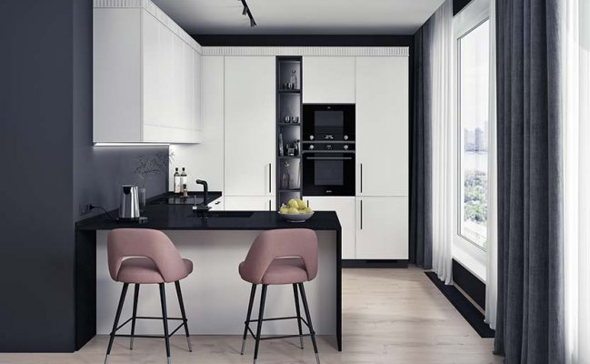 Угловая кухня белого цвета с барной стойкой 