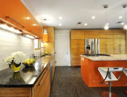 Купить Большая кухня с отделкой фасадов деревом в каталоге Из пвх