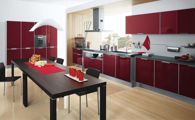 Большая прямая кухня с обеденной зоной