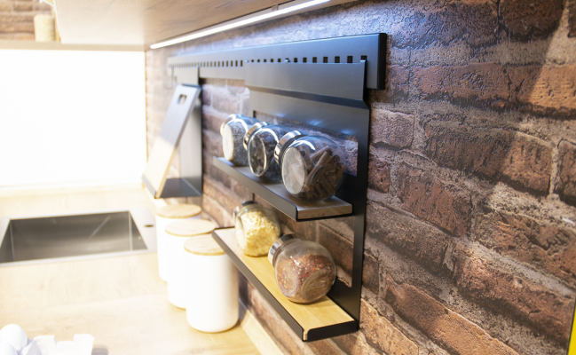 Небольшая П-образная кухня в стиле лофт