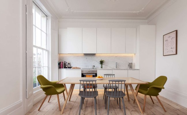 Небольшая прямая кухня с белыми фасадами