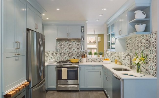 Небольшая п-образная кухня с фартуком плиткой