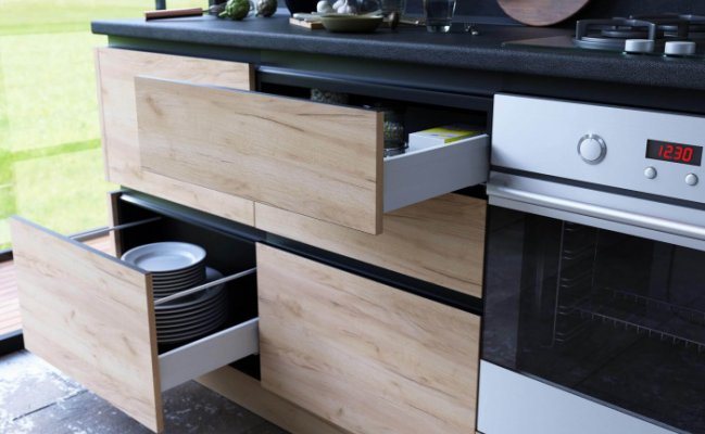 Светлая кухня лофт с островом 