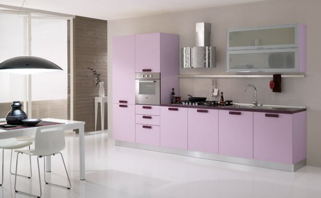 Небольшая прямая кухня в лавандовом цвете с фартуком из стекла