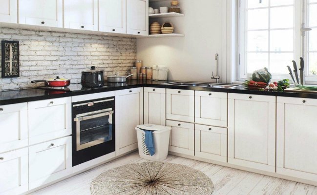 Угловая кухня с белыми фасадами и фартуком плиткой