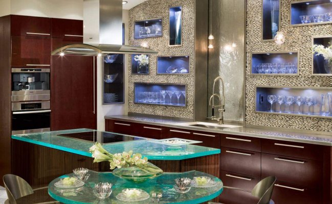 Кухня со стеклянными полками