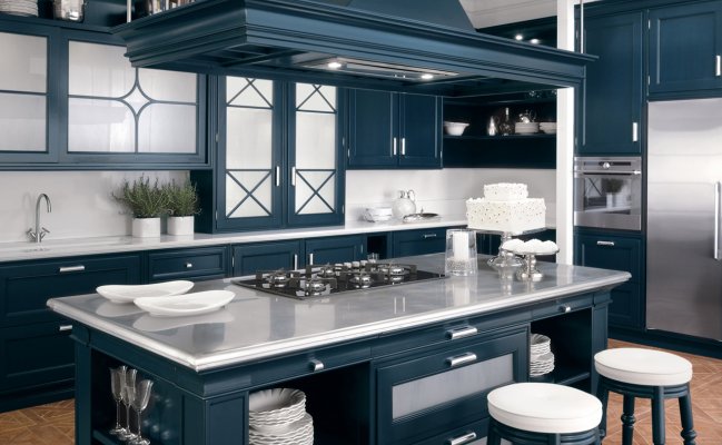 Большая угловая кухня с синими и стеклянными фасадами