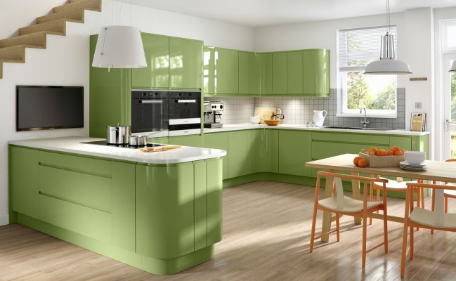 Большая кухня с зелеными глянцевыми фасадами