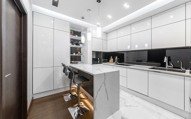 Угловая белая кухня в стиле хай-тек