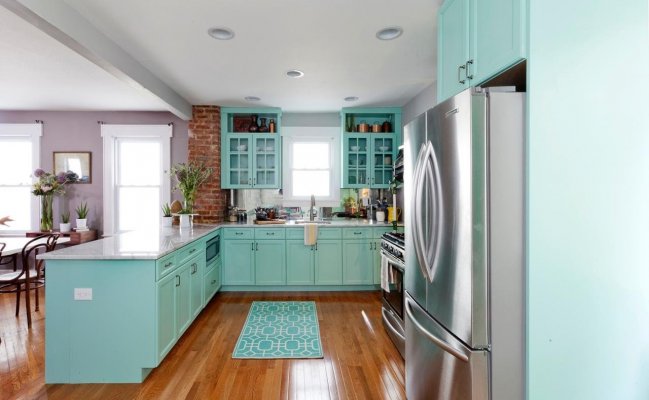 Угловая кухня с навесными шкафами