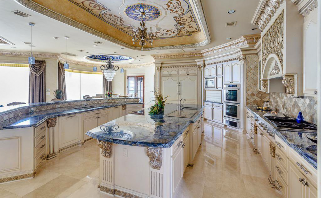 Большая кухня в стиле барокко с островом и барной стойкой