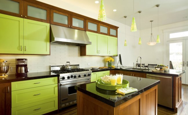 Кухня с фасадами из дерева и стекла