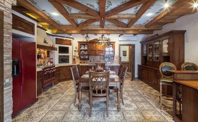 Большая коричневая кухня с буфетом