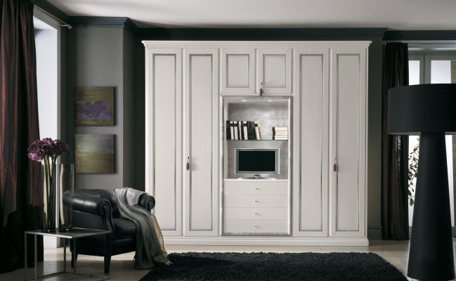 Шкаф с белыми фасадами и полками