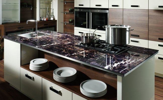 Кухня с островом со стеклянной столешницей темного цвета