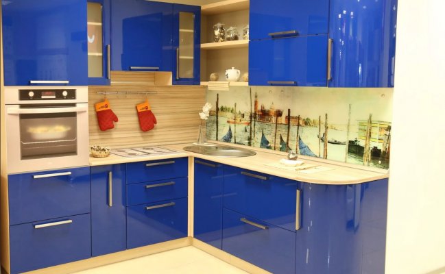 Синяя угловая кухня с радиусными фасадами