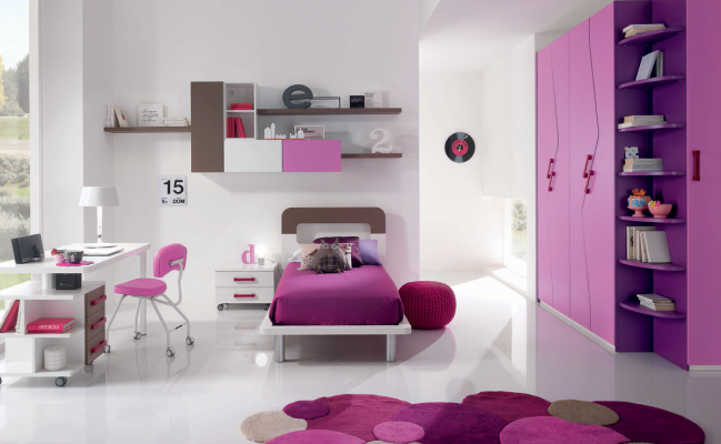 Розовый шкаф с боковыми полками