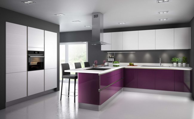 Угловая современная кухня с фиолетовым акцентом на нижних фасадах