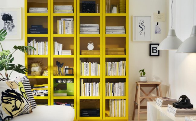 Книжный шкаф желтого цвета