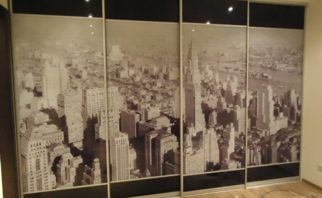 Встроенный шкаф-кровать с фотопечатью на фасадах