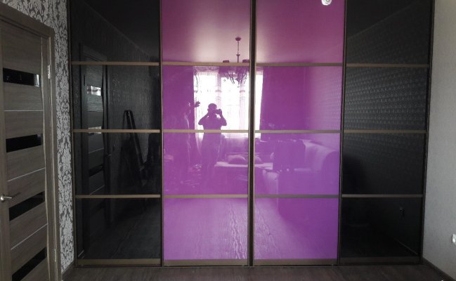 Глянцевый сиренево-чёрный шкаф