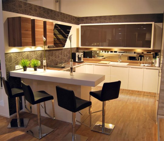 Кухня с барной стройкой