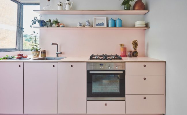 Розовая кухня без верхних шкафов