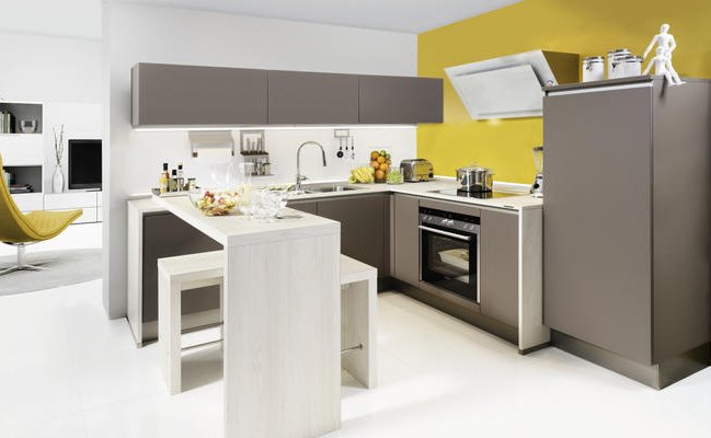 Угловая серая кухня с большой барной стойкой